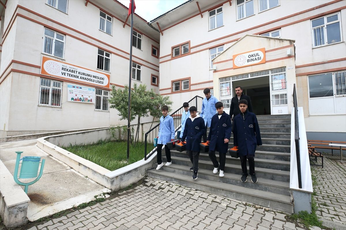 Muş'ta meslek lisesi öğrencileri, cami, okul ve ihtiyaç sahiplerinin evini onarıyor