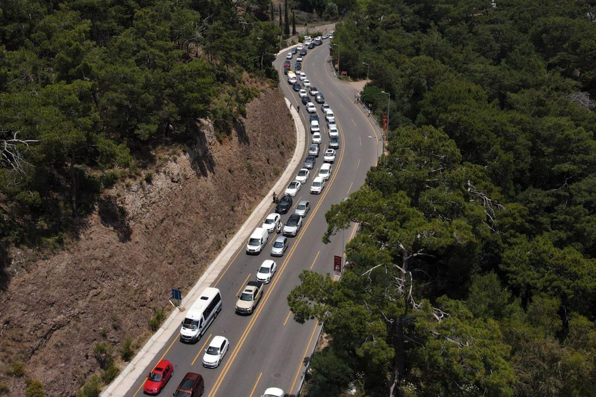 Fethiye'deki Ölüdeniz'de bayram yoğunluğu sürüyor