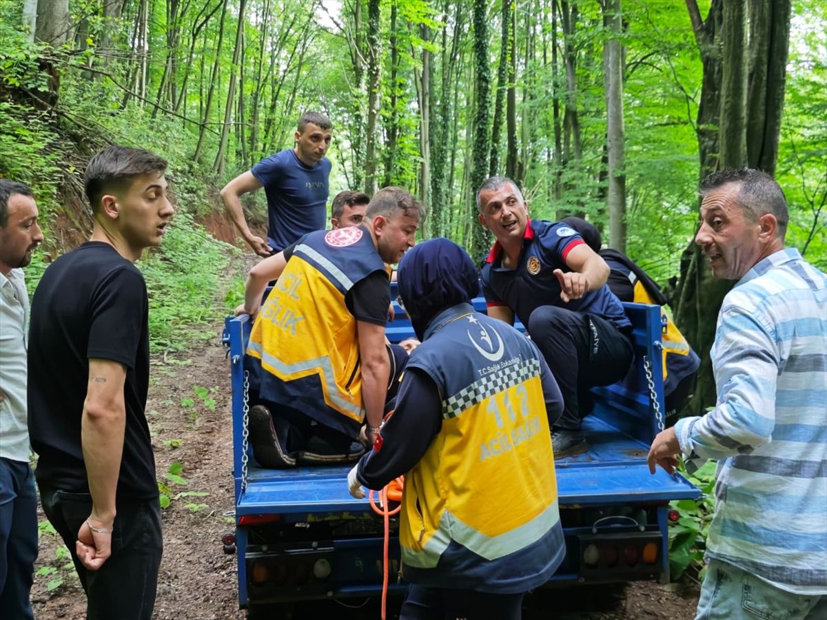 Sakarya'da ormanlık alanda kayaların üzerine düşen motosiklet sürücüsü yaralandı