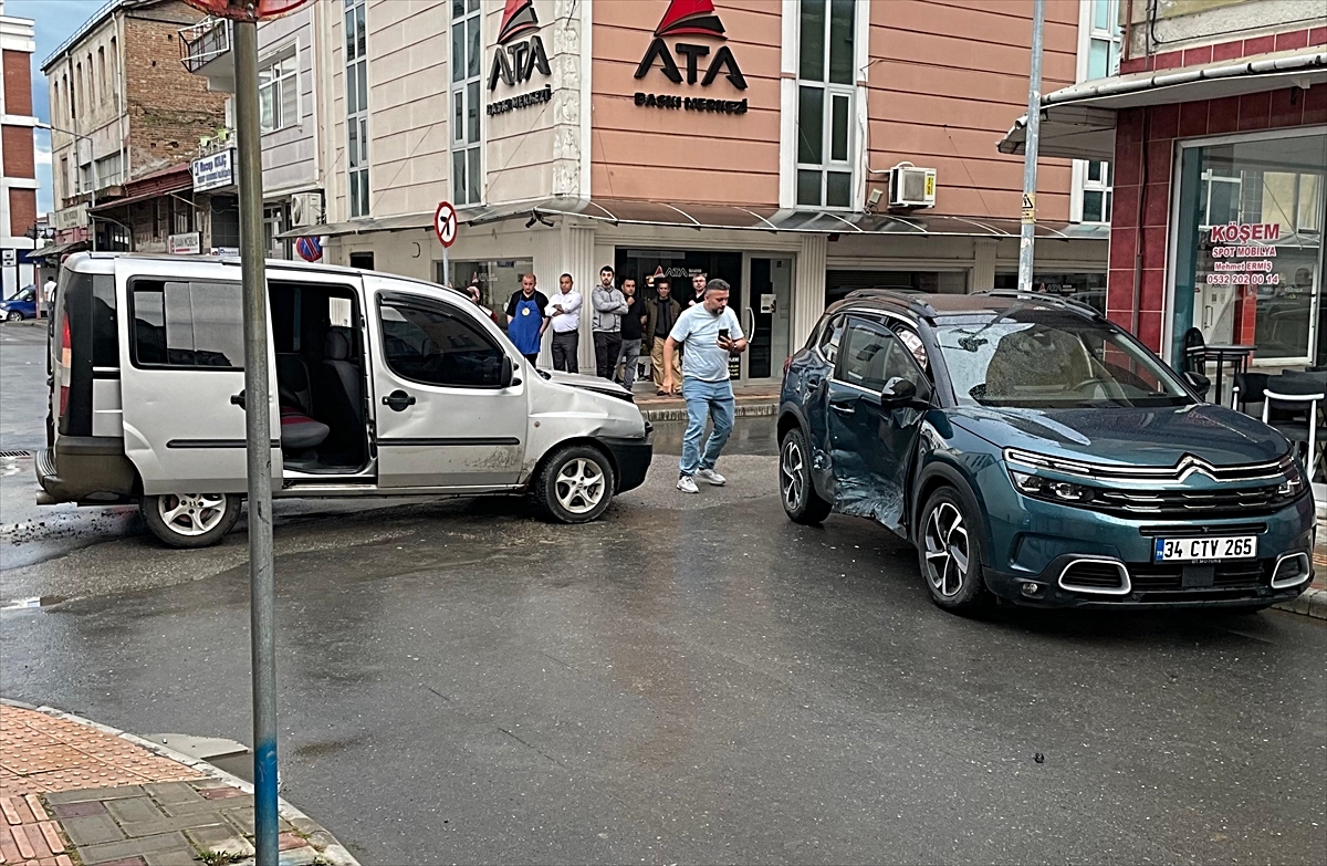 Samsun'da otomobille hafif ticari aracın çarpıştığı kazada 7 kişi yaralandı