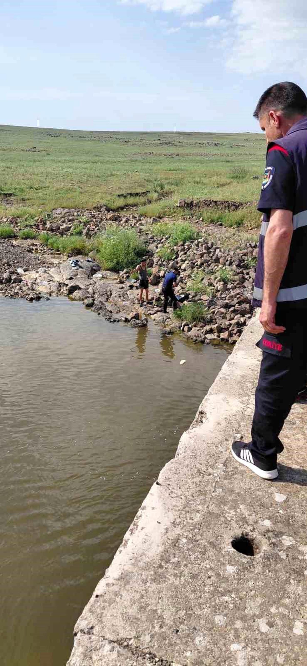 Serinlemek için girdiği derede boğulma tehlikesi geçirdi