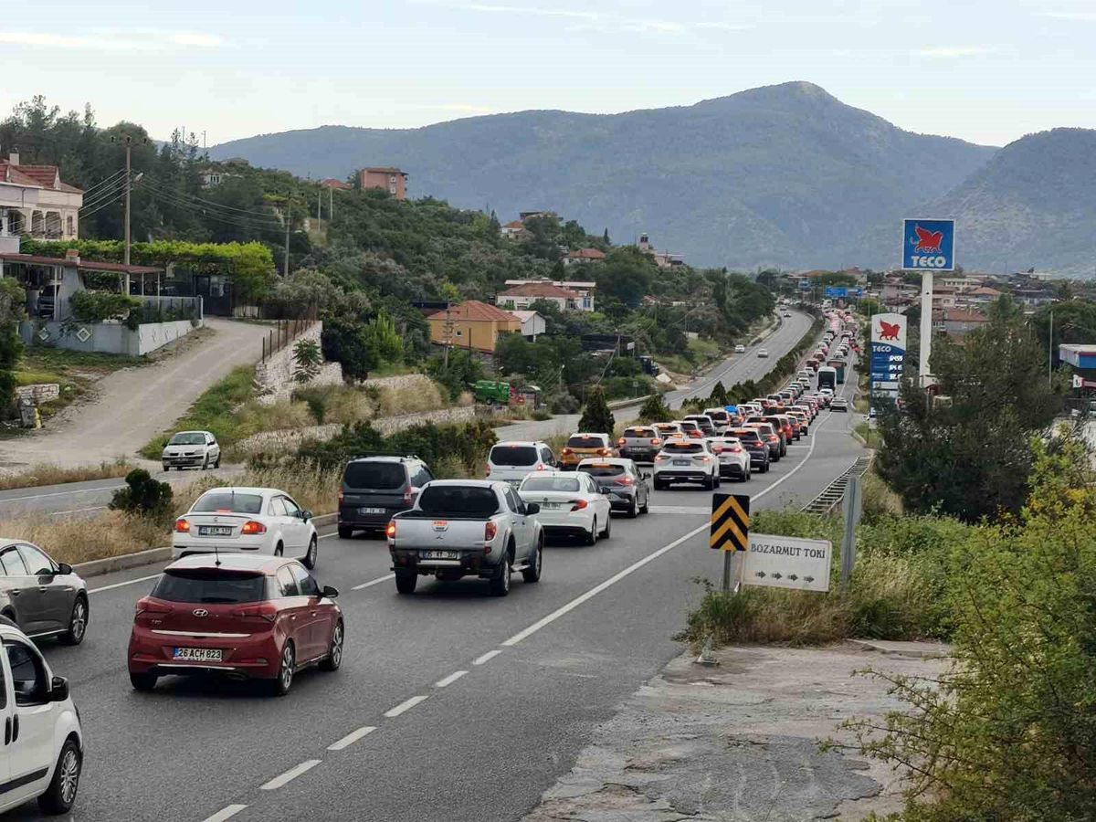 Tatilciler Muğla'ya akın etti: Araç kuyruğu 22 kilometreye ulaştı