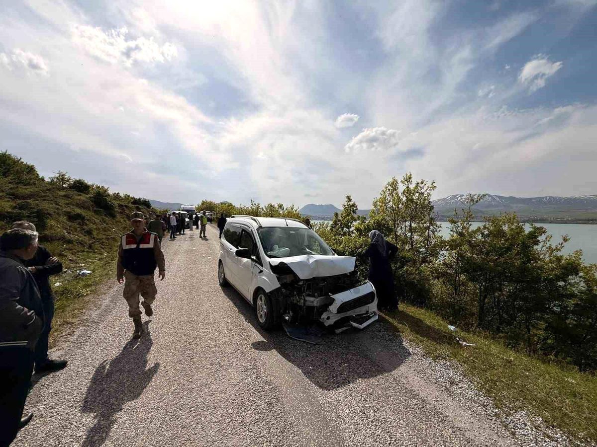 Tatvan'da otomobille kamyonet çarpıştı: 6 yaralı