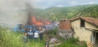 Tokat'ta çıkan yangında 2 katlı ahşap ev kullanılmaz hale geldi