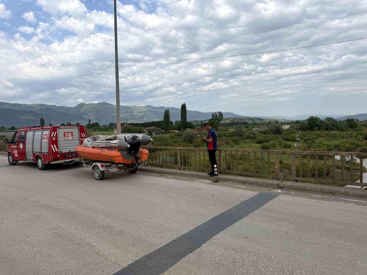 Tokat'ta ırmağa giren 2 genç akıntıya kapılarak kayboldu