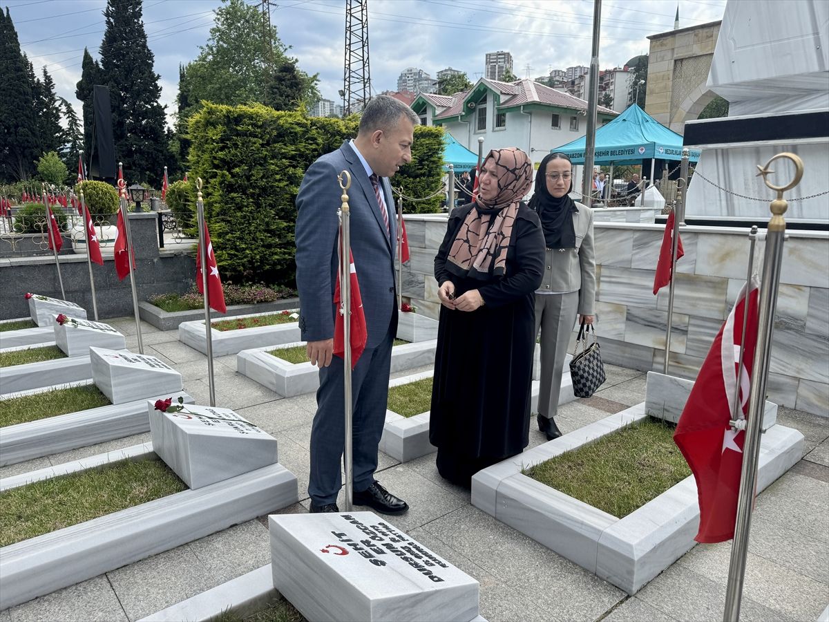 Vali Şahin'den Kurban Bayramı'nda Şehitlik Ziyareti