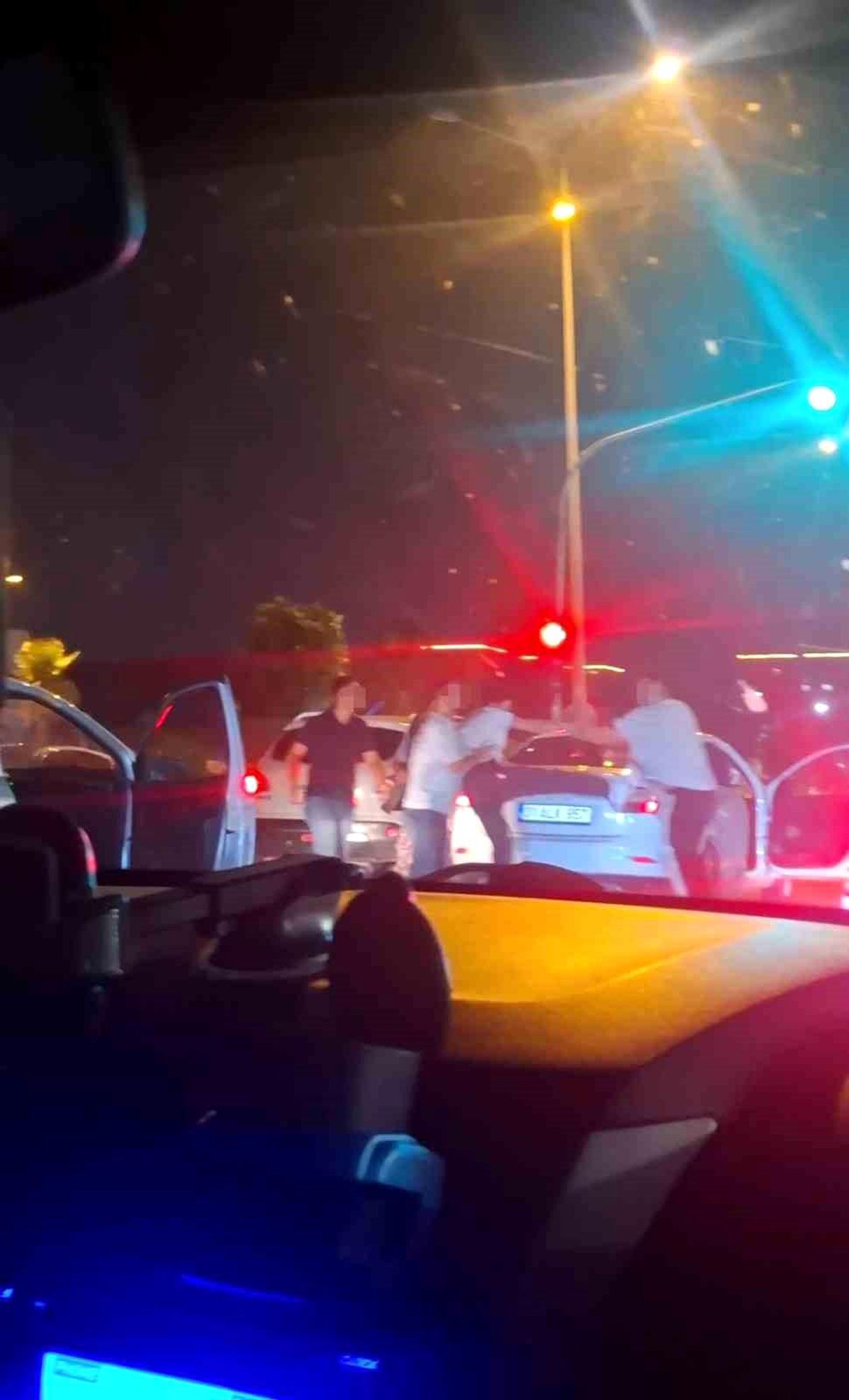 Trafikte yaşanan tekmeli, yumruklu kavgayı ayırmaya çalışan kadının zor anları kamerada