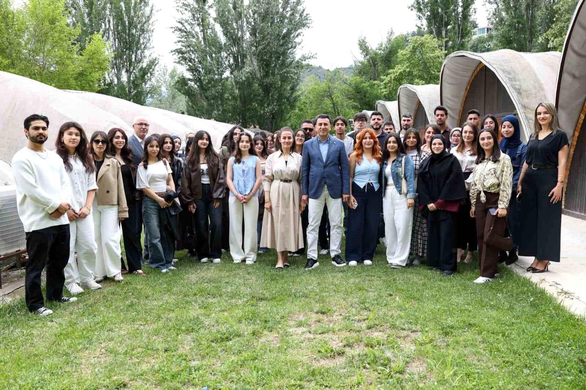 Tunceli Valisi Aygöl, üniversite öğrencileriyle bir araya gelerek bayramlaştı