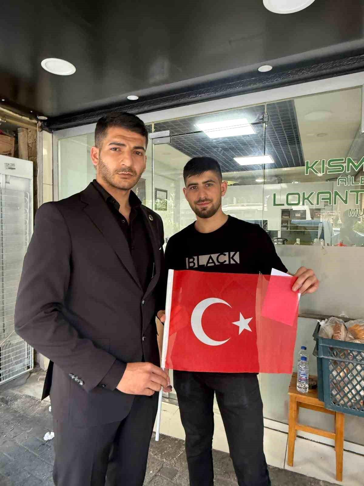 Ülkü Ocakları'ndan Bayramda Şehit Anma ve Bayrak Dağıtımı