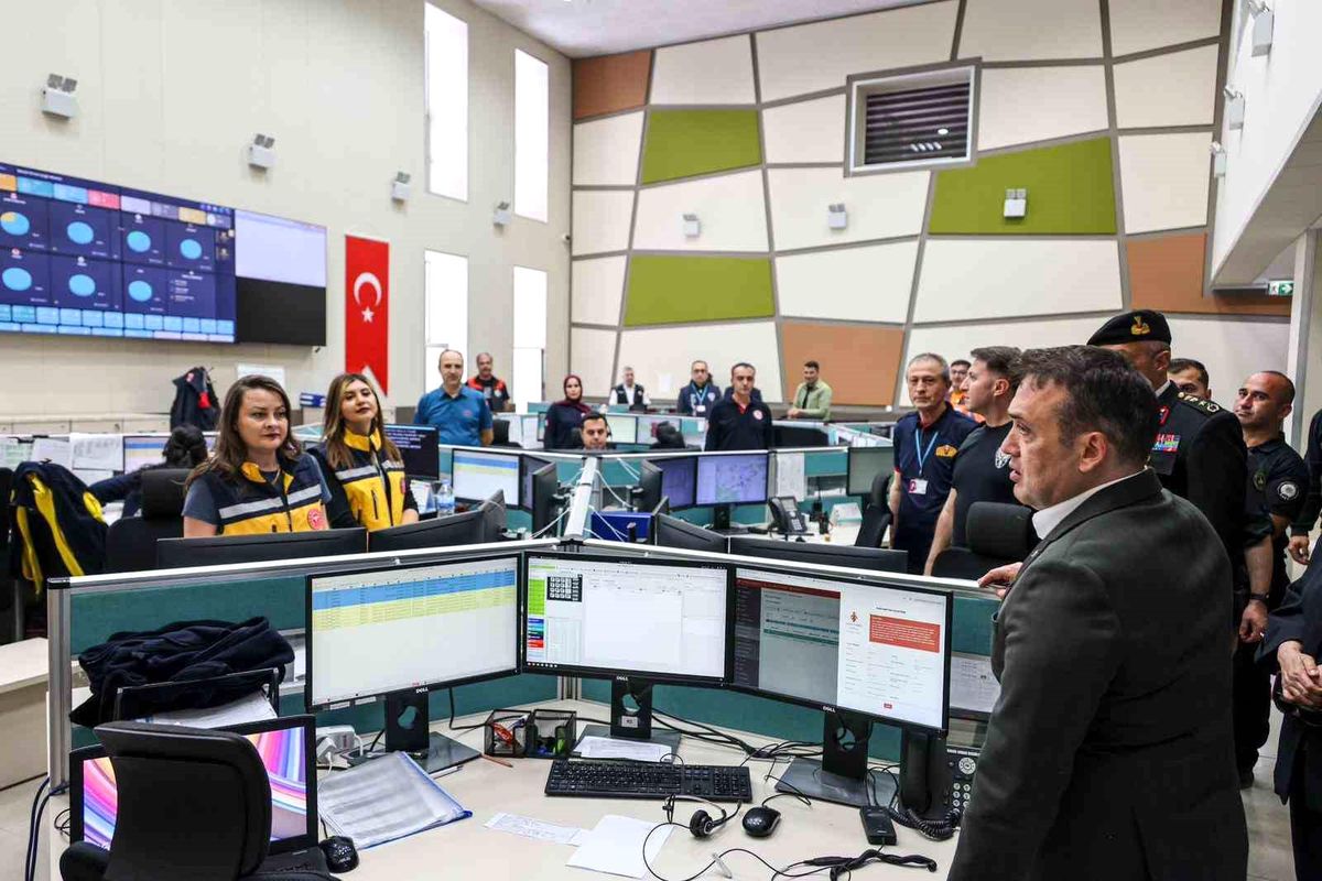 Vali Sözer 112 Acil Çağrı Merkezi'nde bayram mesaisi yapan personelle buluştu