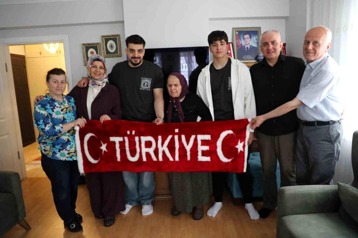 Garnizon Komutanı ve eşi şehit annesinin bayramını kutladı