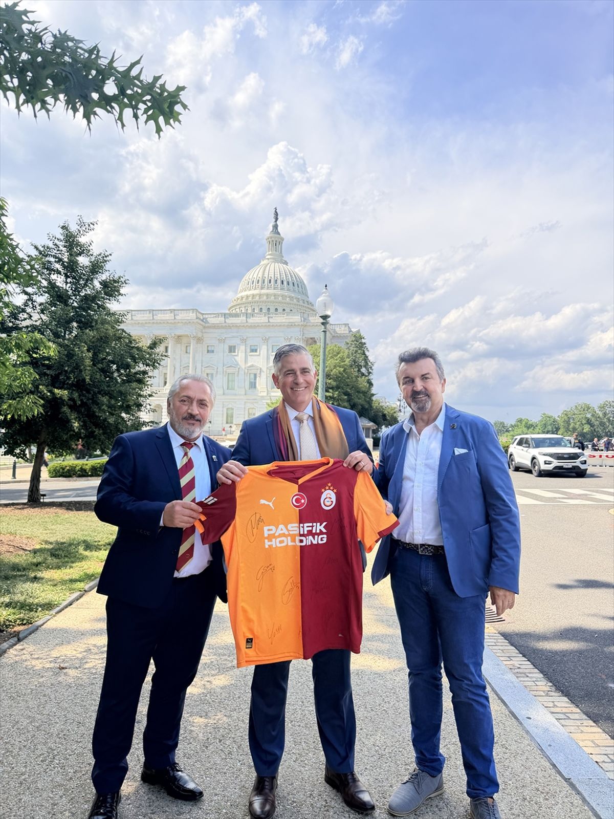 ABD Kongre Üyesi Michael Baumgartner'a Galatasaray forması hediye edildi