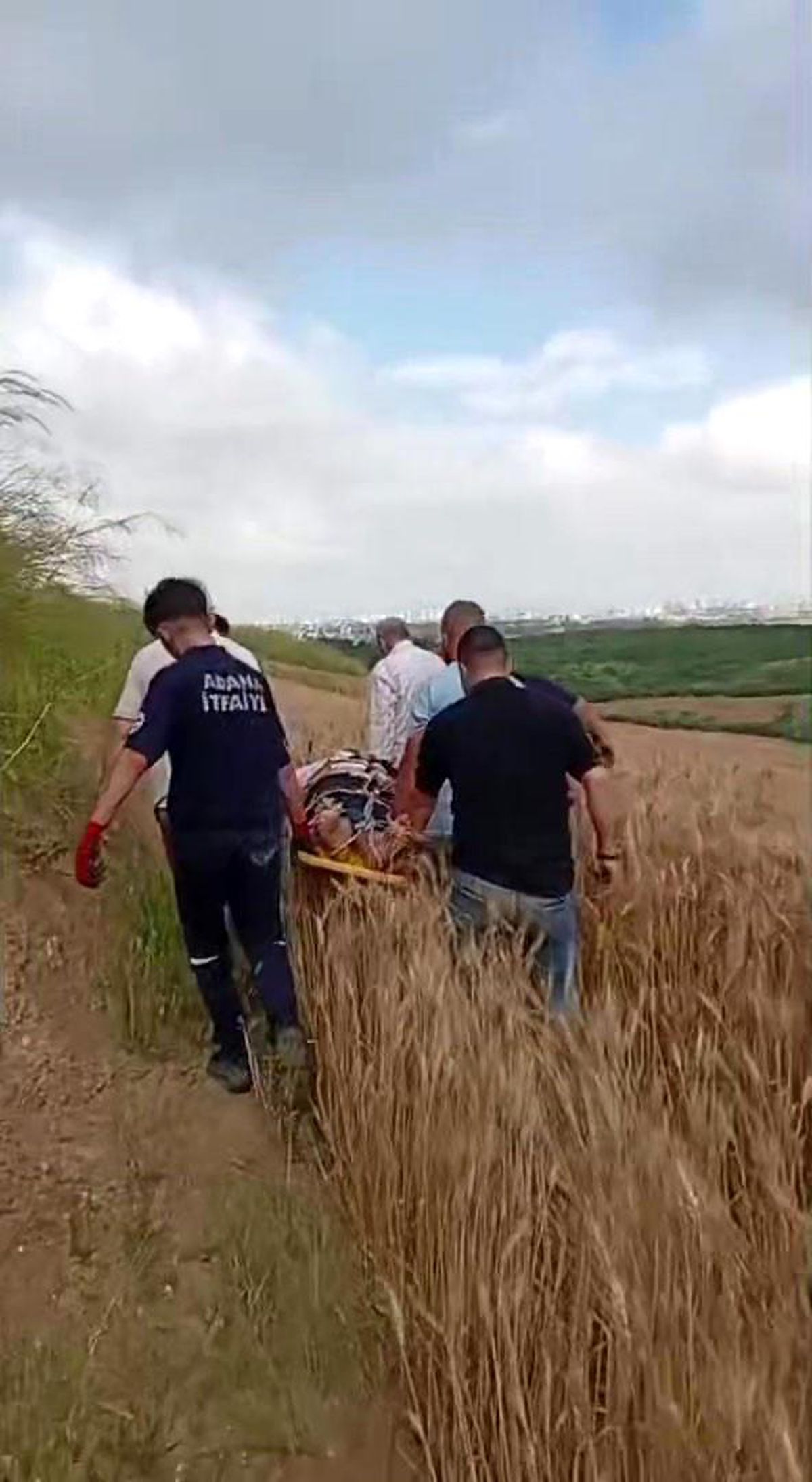 Adana'da otomobil tarlaya uçtu: 1 ölü, 1 yaralı
