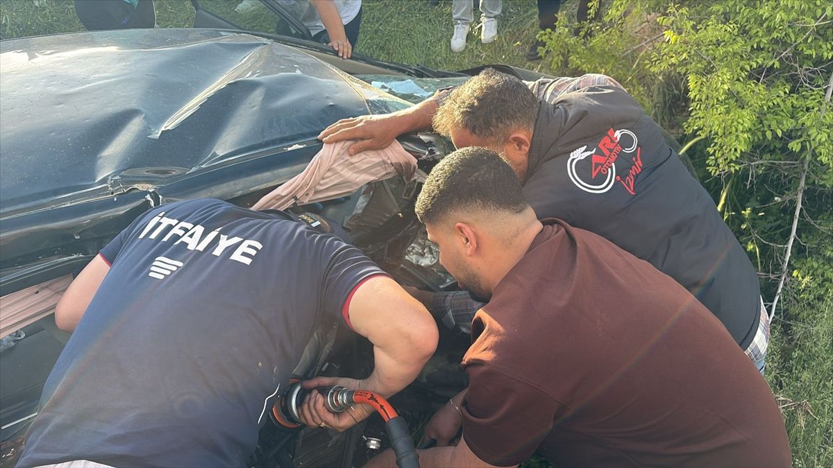 Adıyaman'da iki otomobilin çarpıştığı kazada 3 kişi öldü, 5 kişi yaralandı