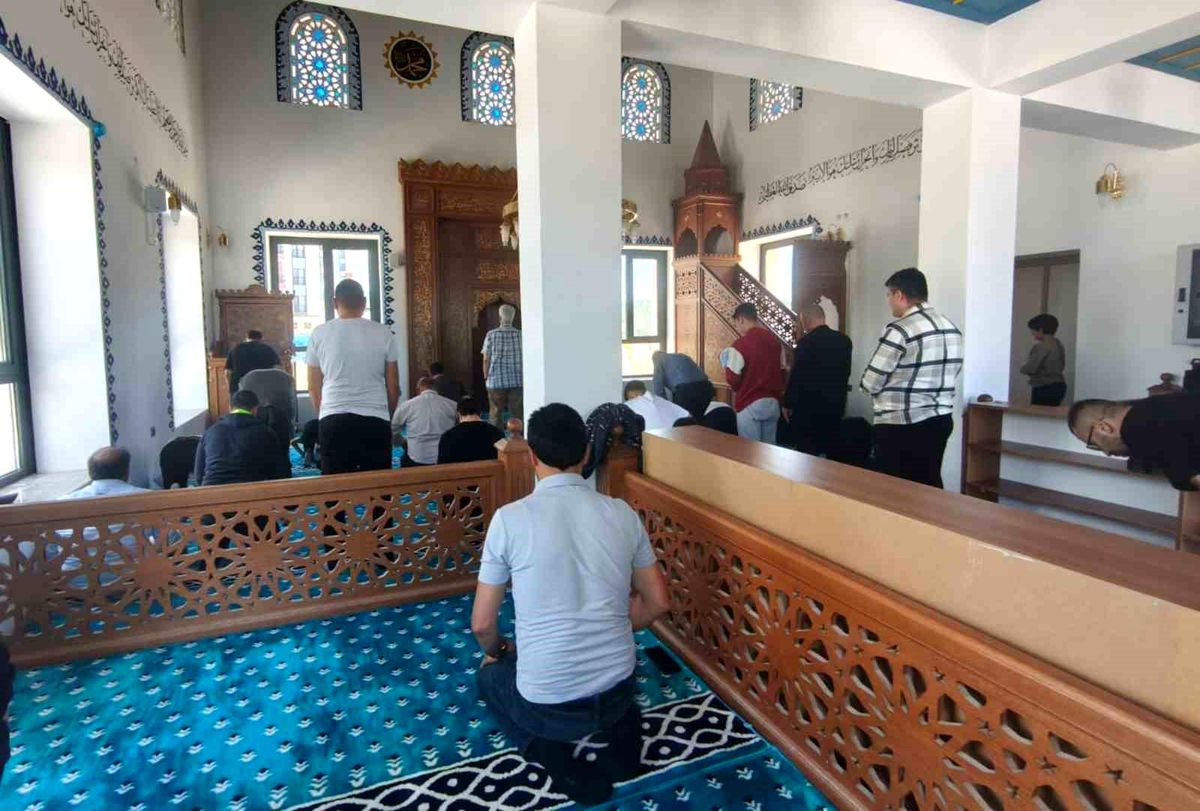 Akçaova TOKİ Camii'nde ilk Cuma namazı kılındı