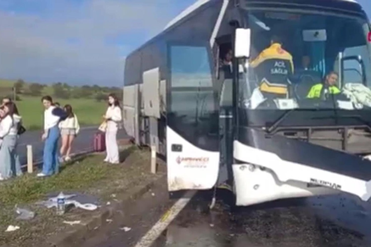 Aksaray'da tur otobüsü kaza yaptı; 14 yaralı
