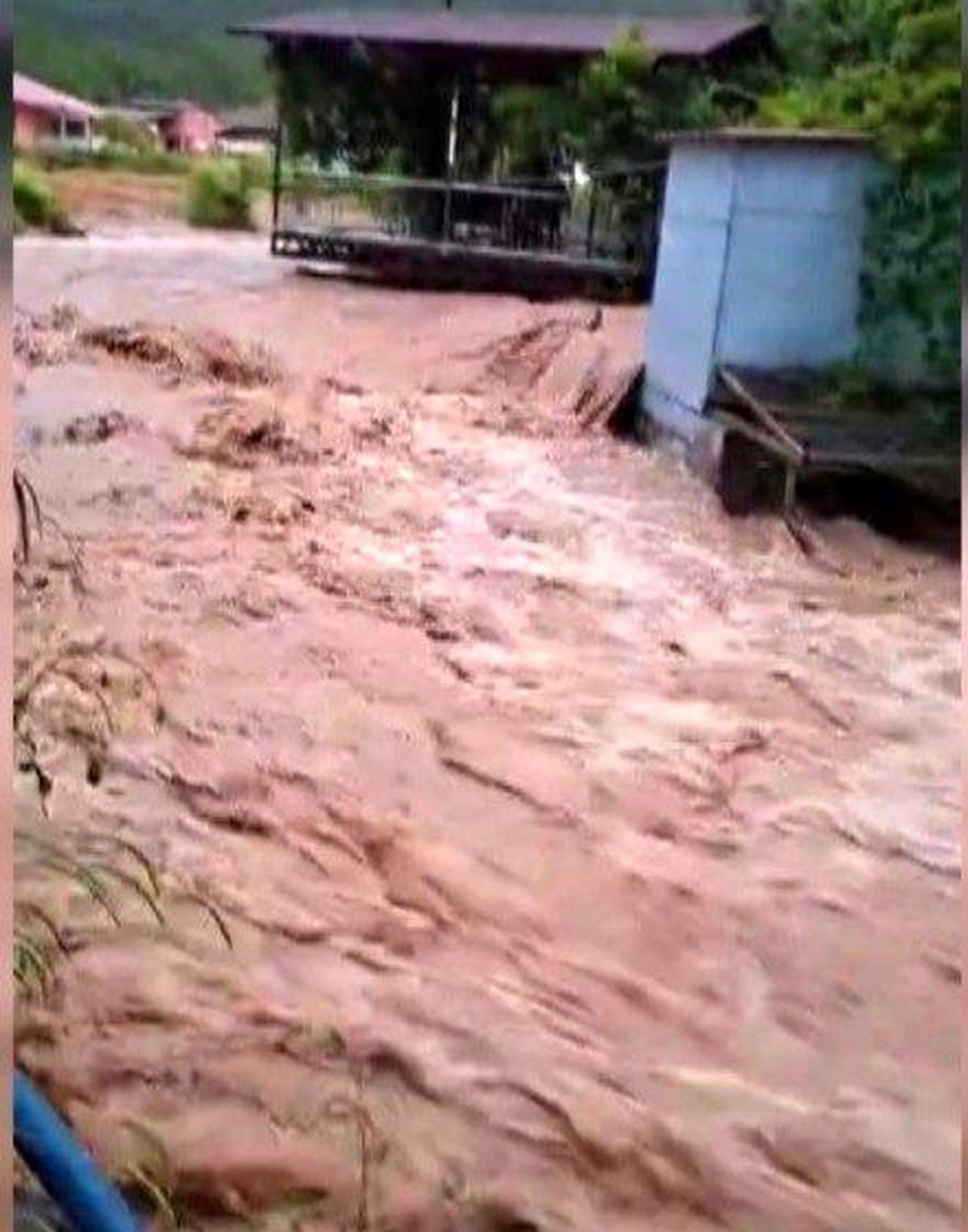 Andırın'da sağanak yağış sele neden oldu