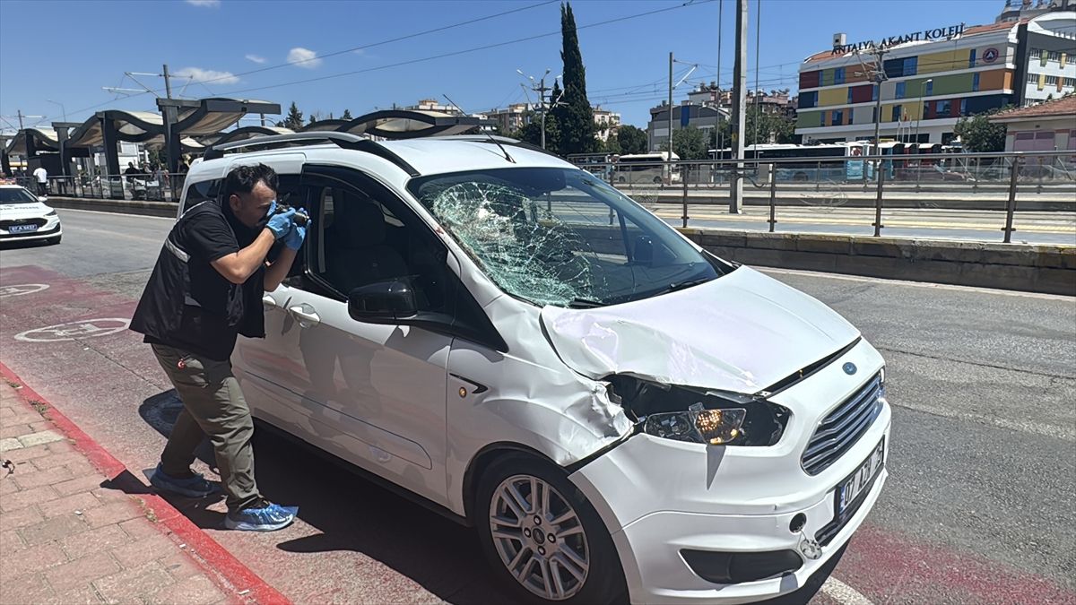 Antalya'da hafif ticari aracın çarptığı çocuk öldü