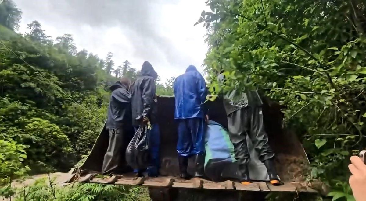Artvin'de taşan dere 4 çay işçisini mahsur bıraktı, imdatlarına ekipler yetişti