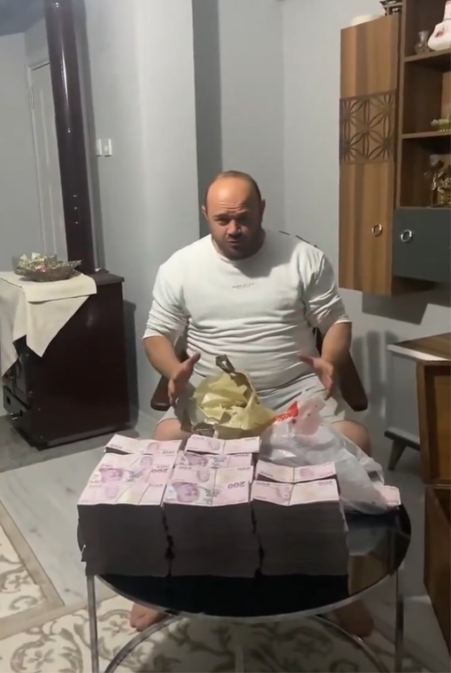 Пачки денег перед камерами