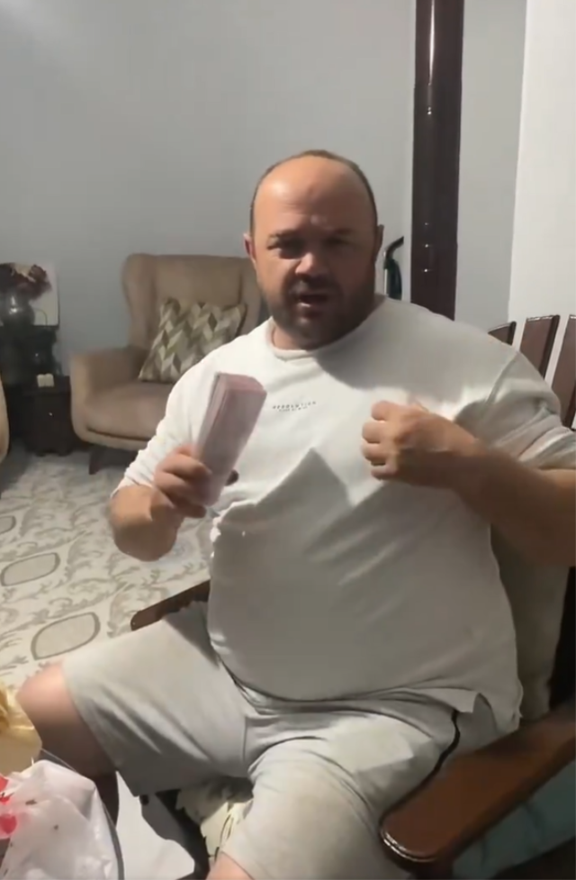 Скотовод протягивает пачку денег сыну