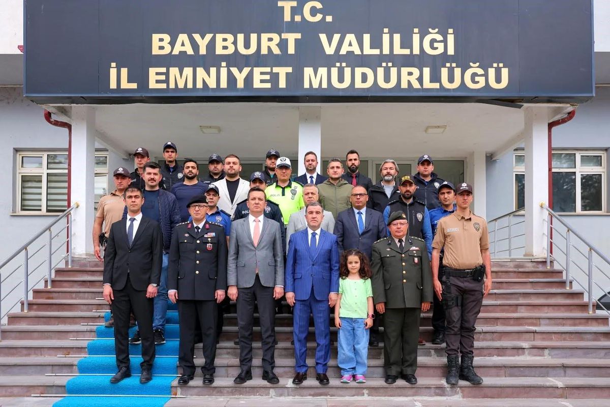 Bayburt'ta bayram nöbetindeki güvenlik güçleriyle bayramlaşıldı