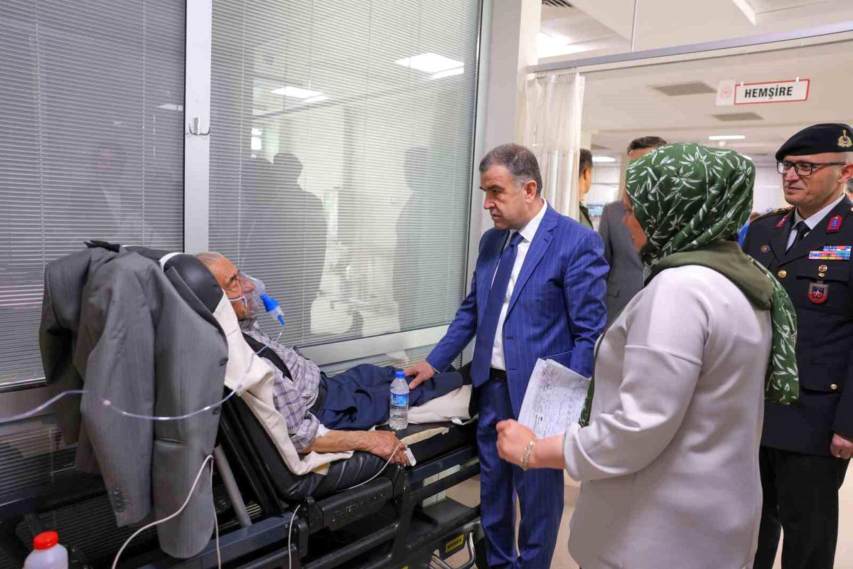 Bayburt'ta sağlık çalışanları ve hastalarla bayramlaşıldı