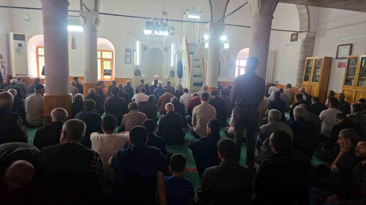 Bayramın üçüncü gününde, vatandaşlar cuma namazında camileri doldurdu