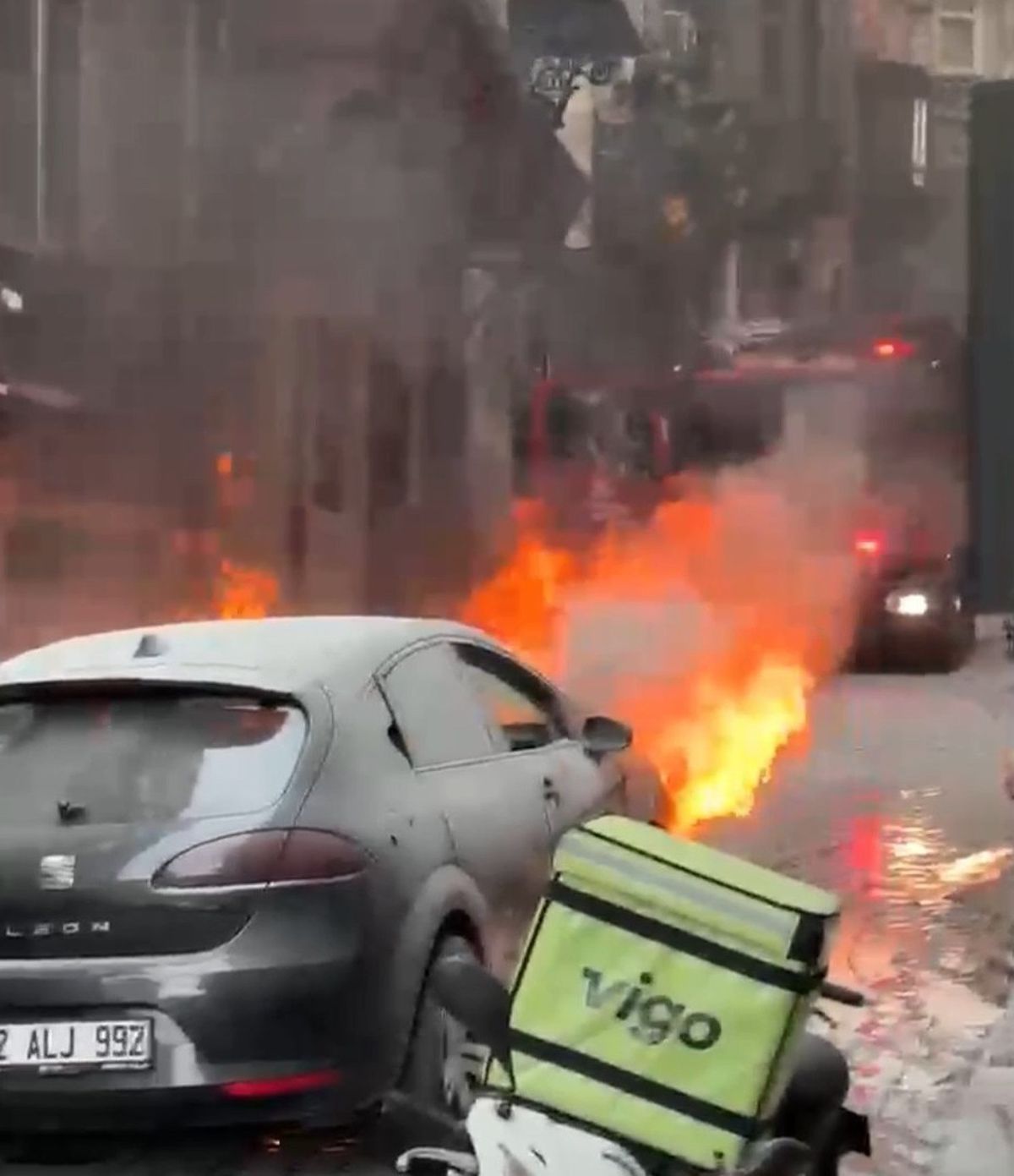 Beyoğlu'nda seyir halindeki otomobil alev alev yandı