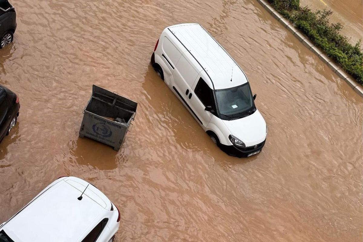 Bozüyük'te sağanak sele yol açtı: Yollar sular altında kaldı