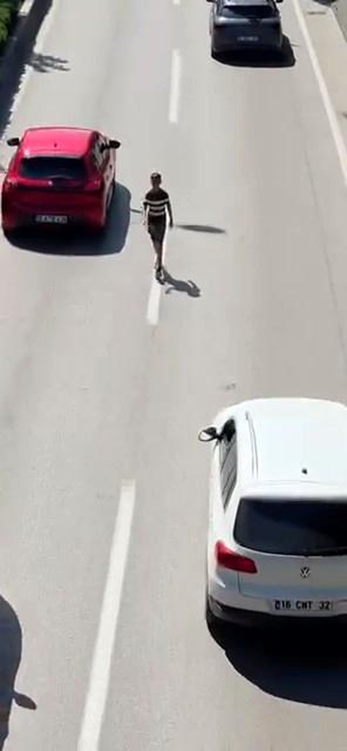 Canını hiçe sayarak akan trafikte böyle yürüdü