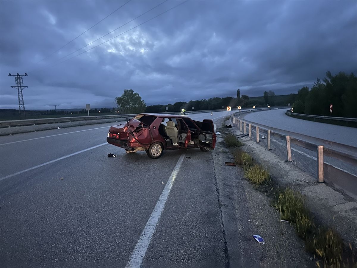 Çorum'da bariyerlere çarpan otomobildeki 1 kişi yaralandı