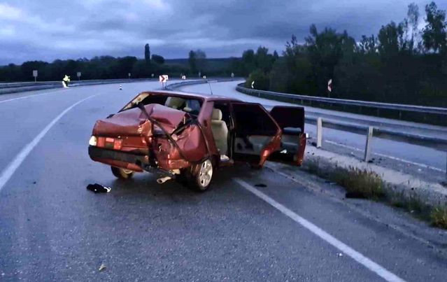 Çorum'da otomobil bariyerlere çarptı: 2 yaralı