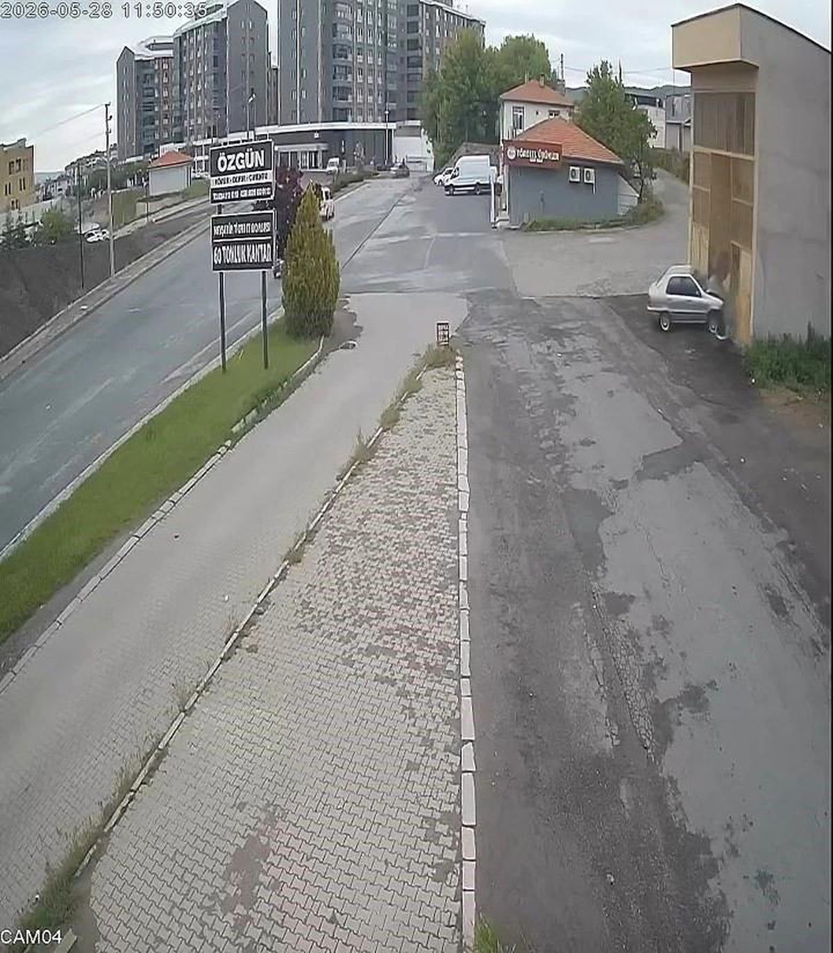 Direksiyonda bayıldı, boş dükkana çarparak durabildi