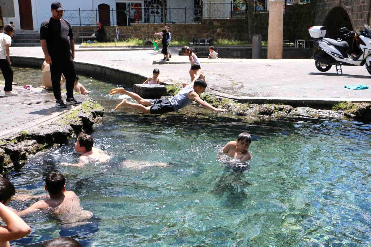 Diyarbakır'da çocuklar süs havuzunun yolunu tuttu