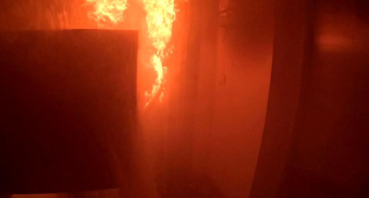 Diyarbakır'da itfaiye erlerinin yangına müdahalesi ve bebekleri kurtarması kask kamerasına yansıdı