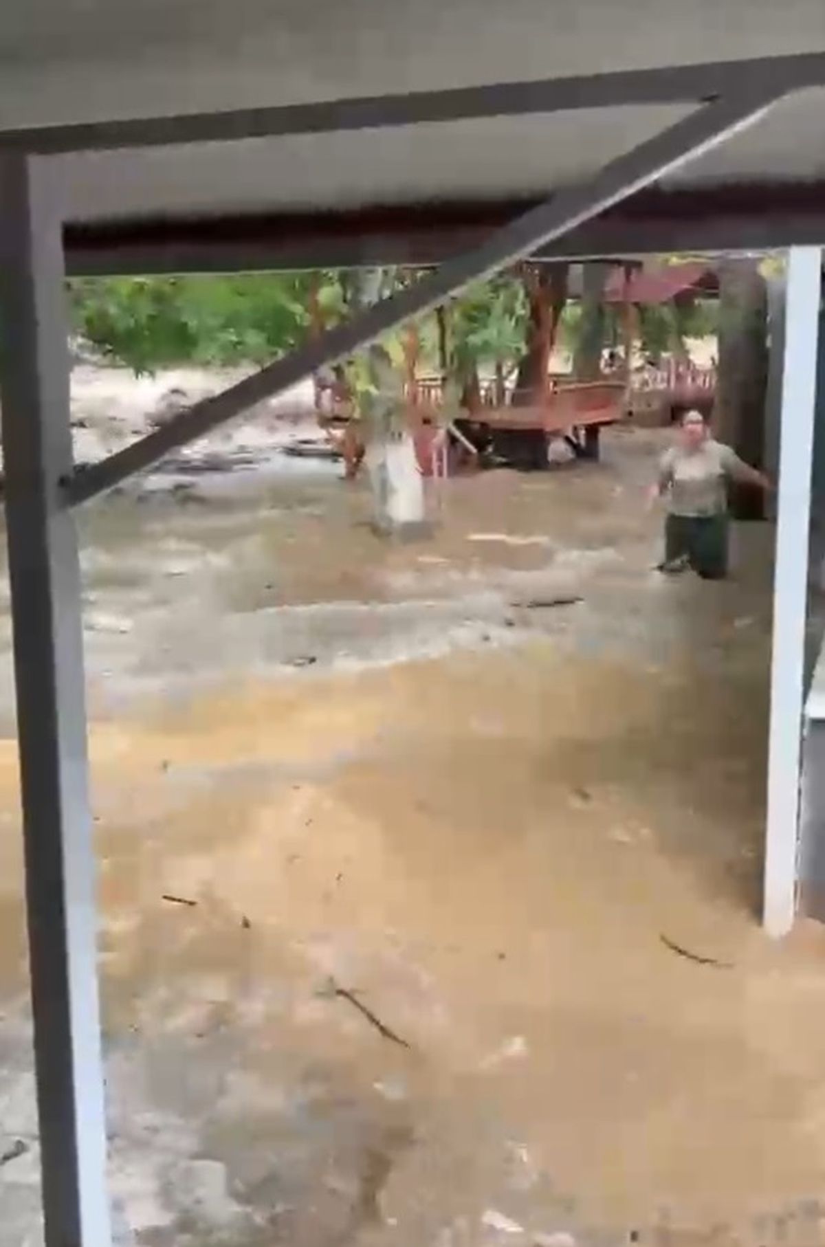 Doğu Akdeniz'de sağanak; caddeleri su bastı