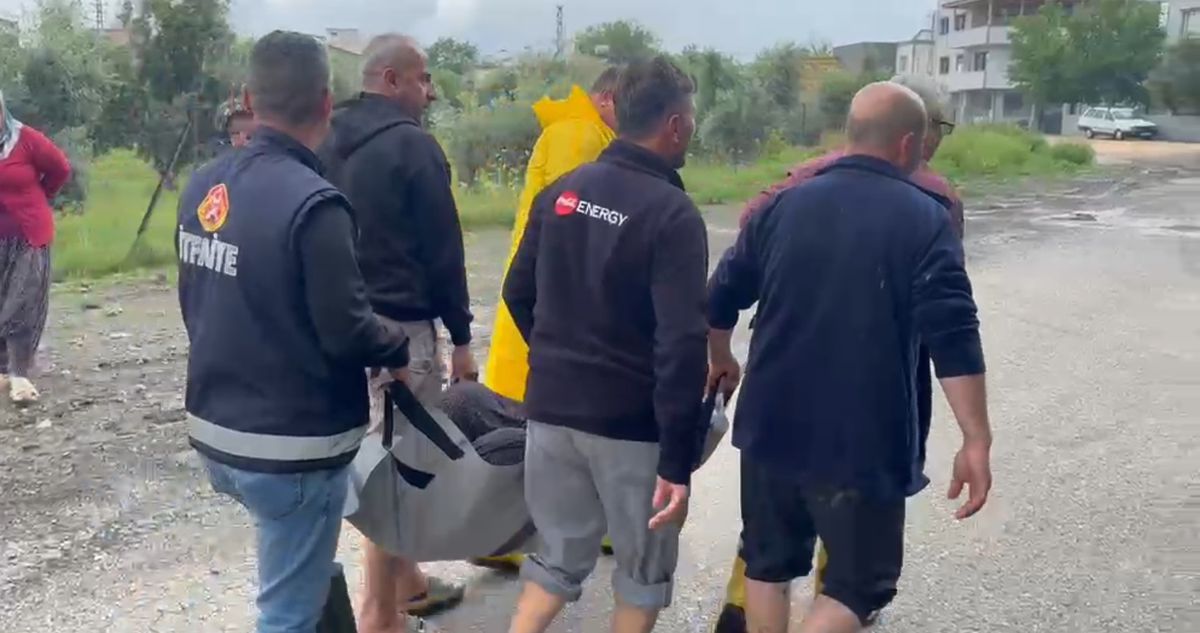 Doğu Akdeniz'de sağanak; caddeleri su bastı