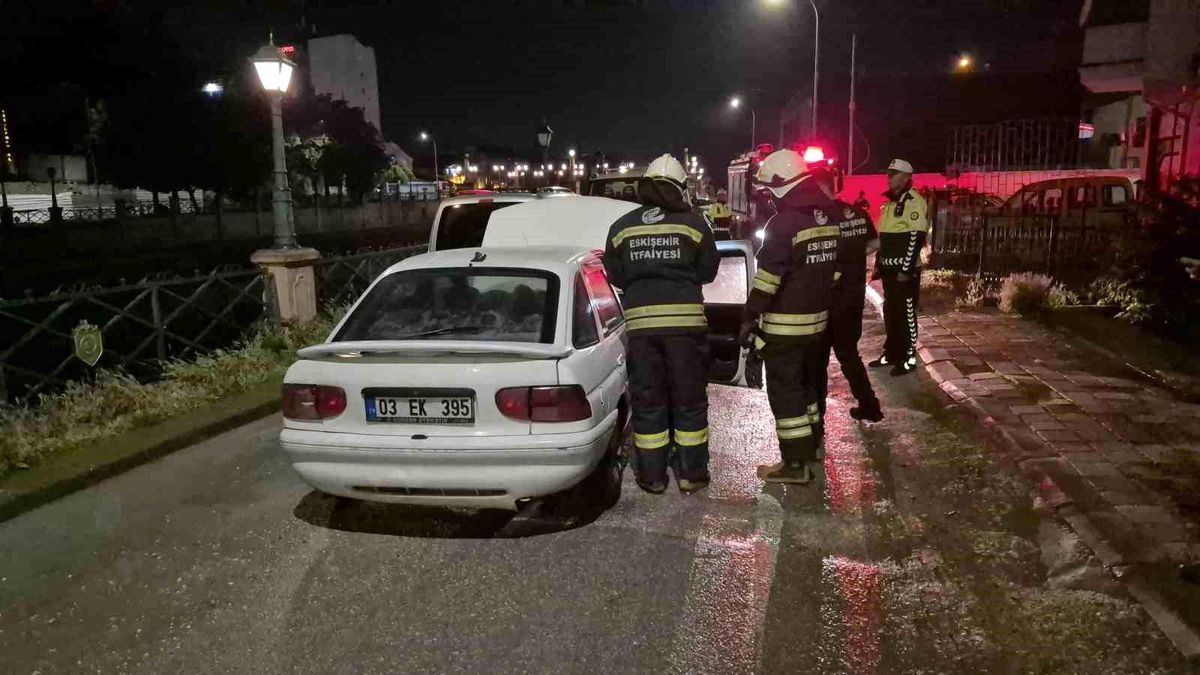 Eskişehir'de akaryakıt istasyonunun arkasında gerçekleşen araç yangını korkuttu