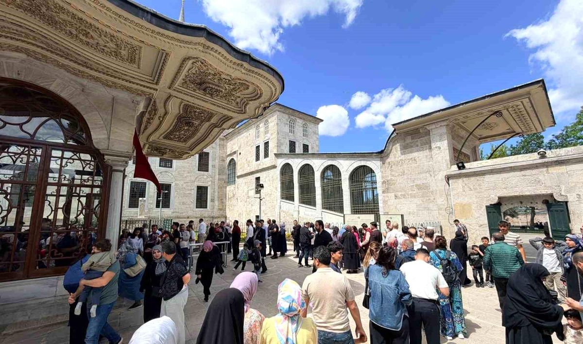 Fâtih Sultan Mehmed Han Türbesi'nde yoğunluk oluştu