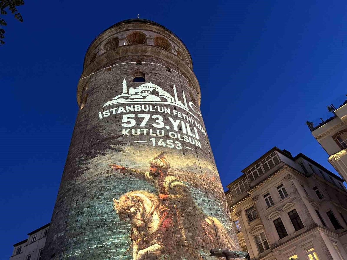 Galata Kulesi'nde İstanbul'un fethinin 573. yıl dönümün özel ışık gösterisi
