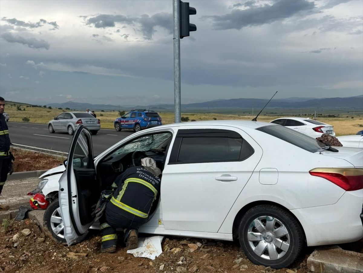 Gaziantep'te çarpışan 2 otomobildeki 6 kişi yaralandı