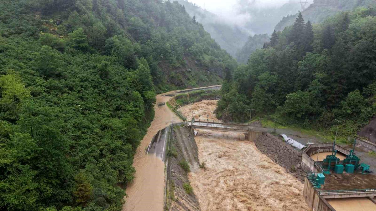 Giresun'da sağanak nedeniyle yol ulaşıma kapatıldı