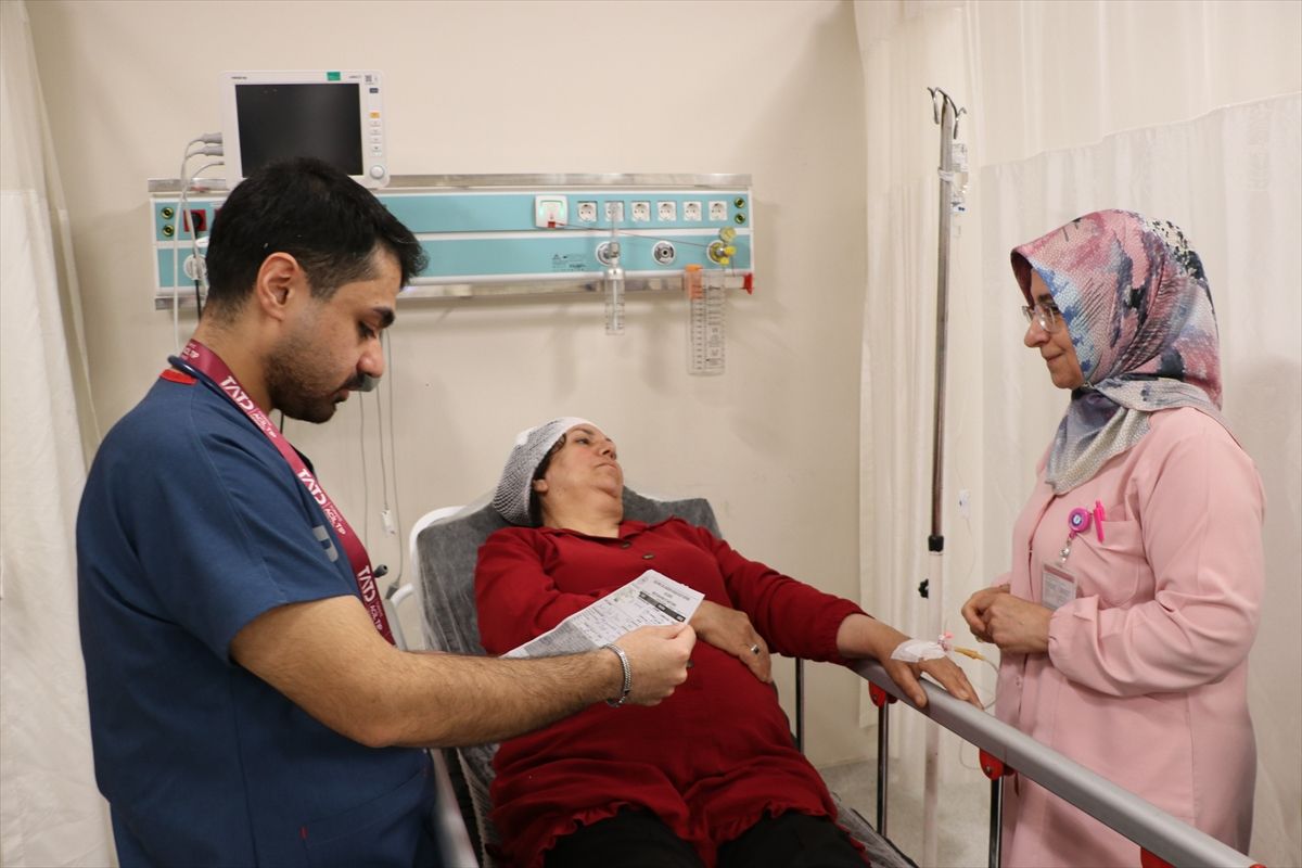Hemşire anne ile doktor oğlu aynı hastanede görev yapıyor