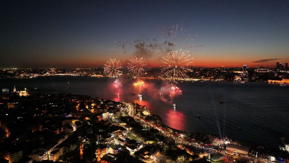 İstanbul Boğazı'ndaki havai fişek gösterisi havadan görüntülendi