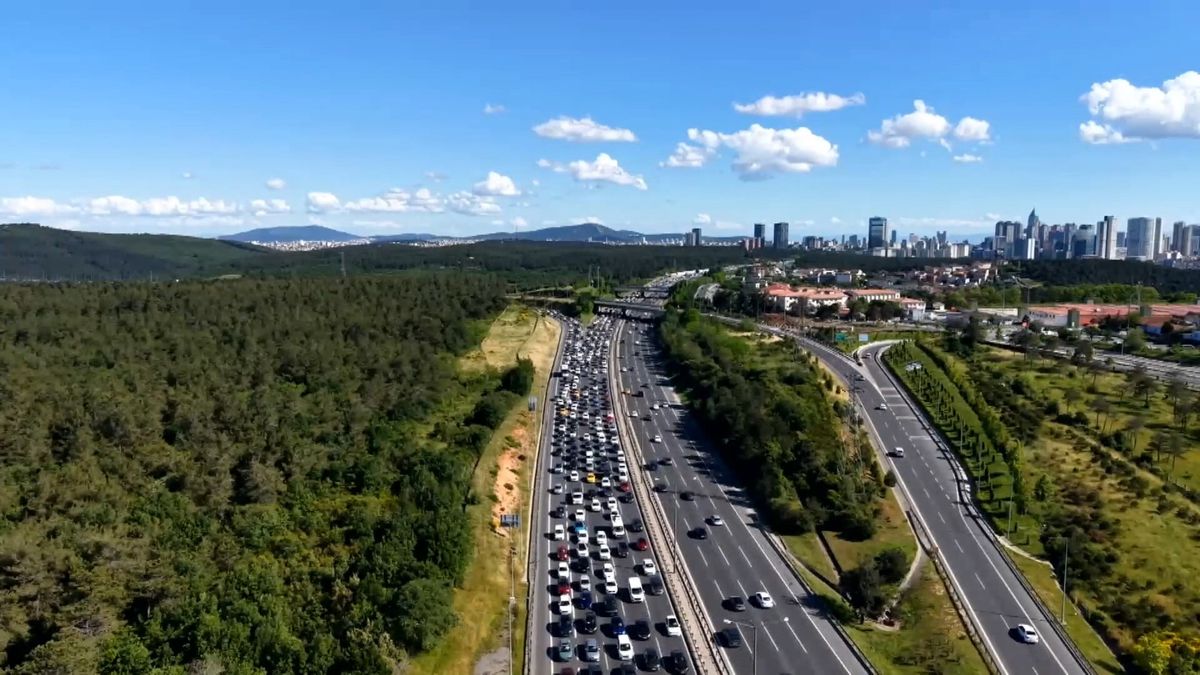 İstanbul'da bayramın üçüncü gününde dönüş trafiği havadan görüntülendi