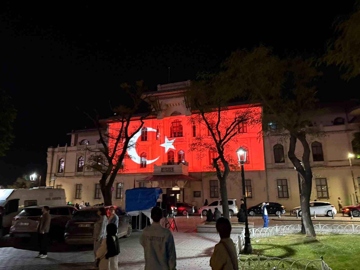 İstanbul'un fethinin 573. yıl dönümünde 3 ayrı noktada video mapping gösterisi