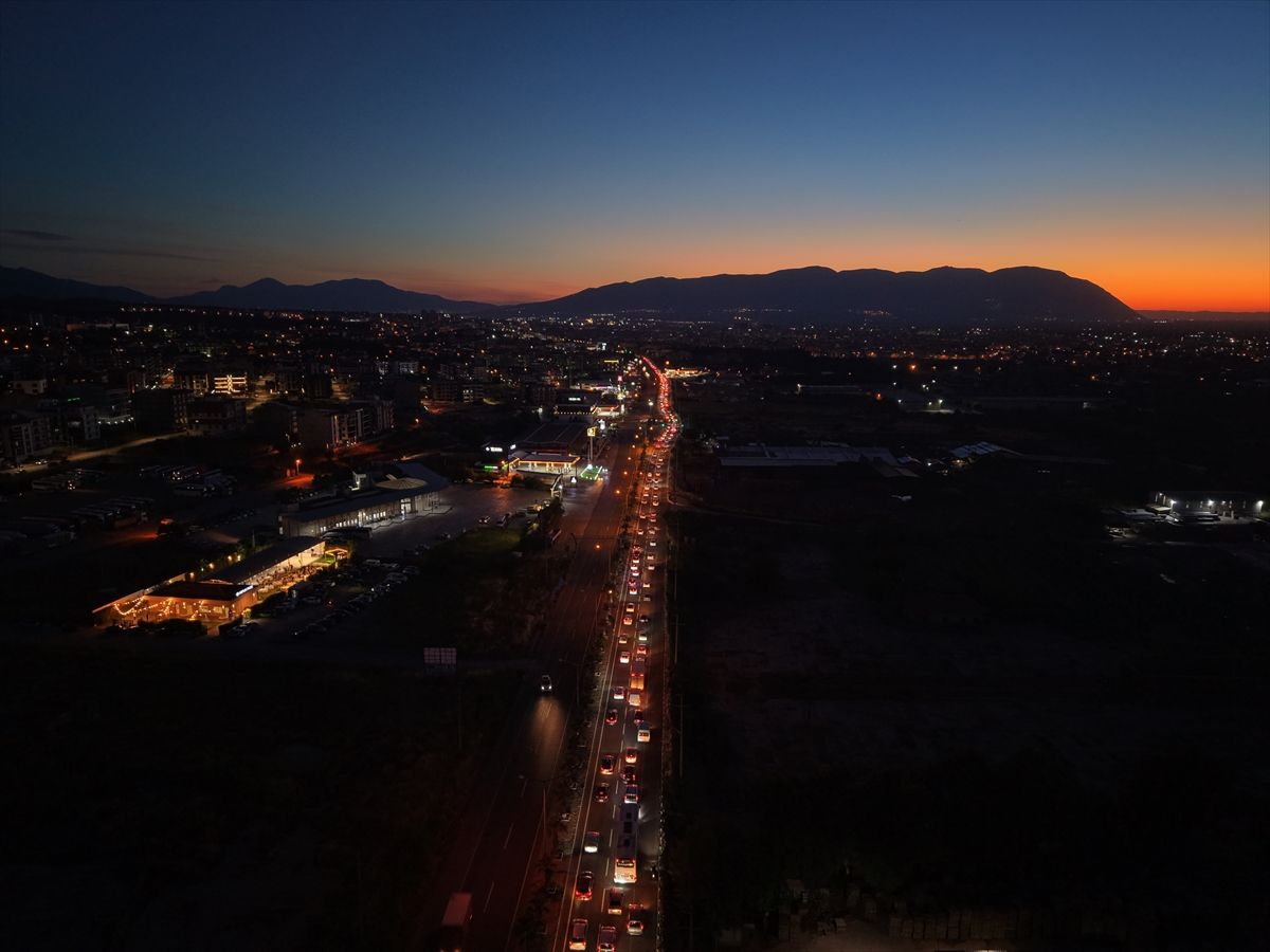 İzmir-Ankara kara yolunun Manisa geçişinde dönüş yoğunluğu başladı