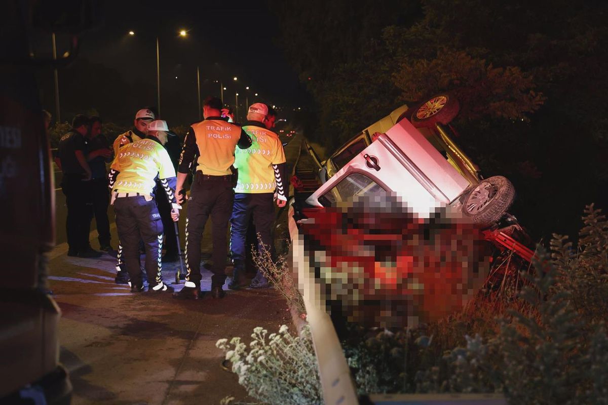 İzmir'de su kanalına girip takla atan hafif ticari araç şarampole devrildi: 2 ölü