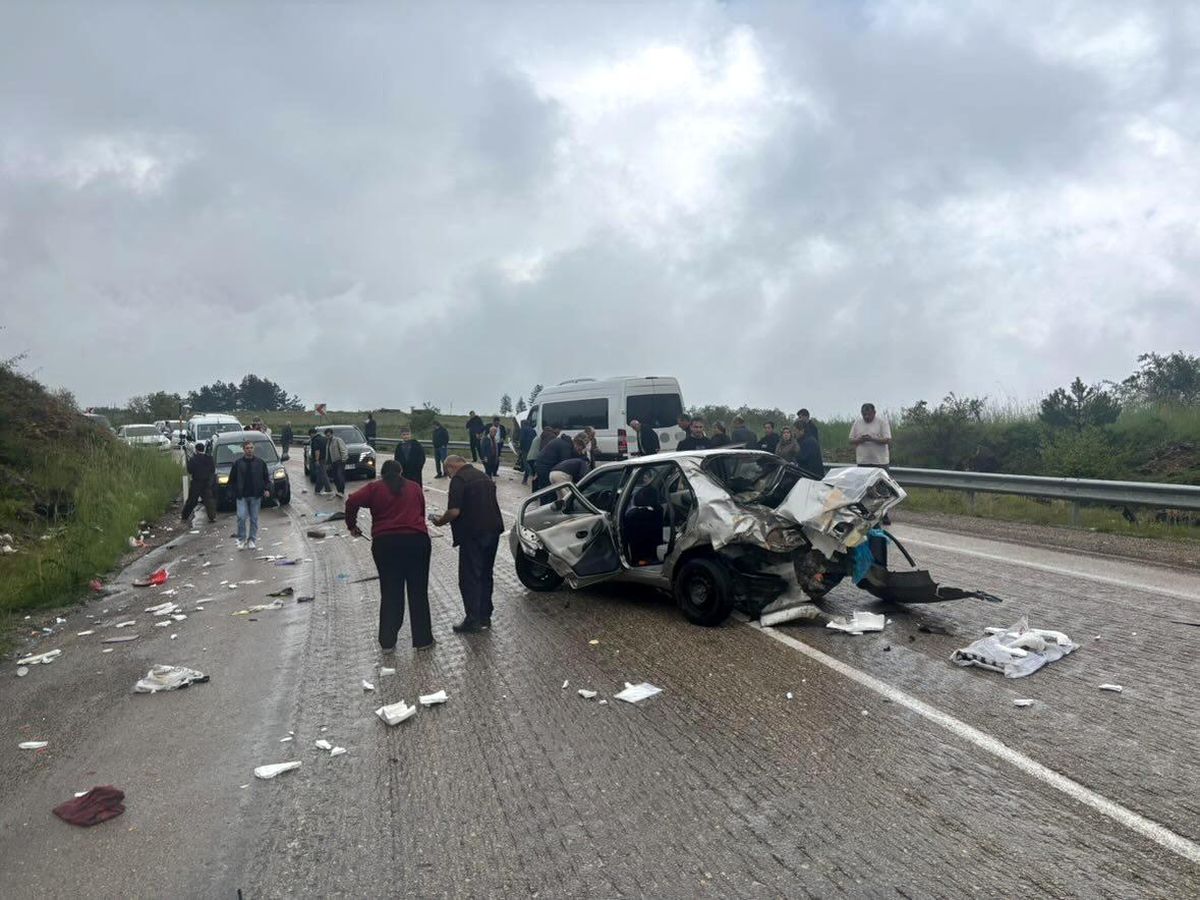 Karabük-Eflani karayolunda otomobil ile servis otobüsü çarpıştı: 6 yaralı